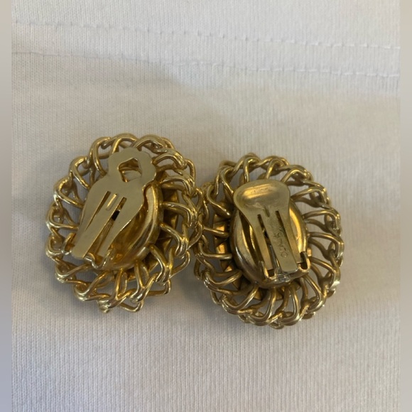 Olala Signed Cameo Ornate Vintage Clip on Earrings - Picture 6 of 6